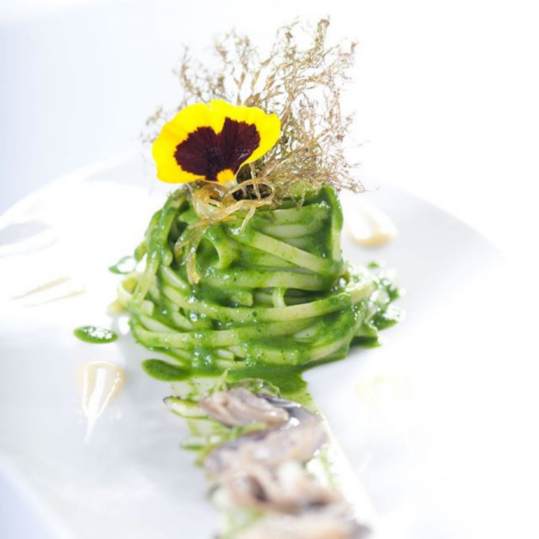 Linguine with seaweed pesto, clamsand sauce of young garlic